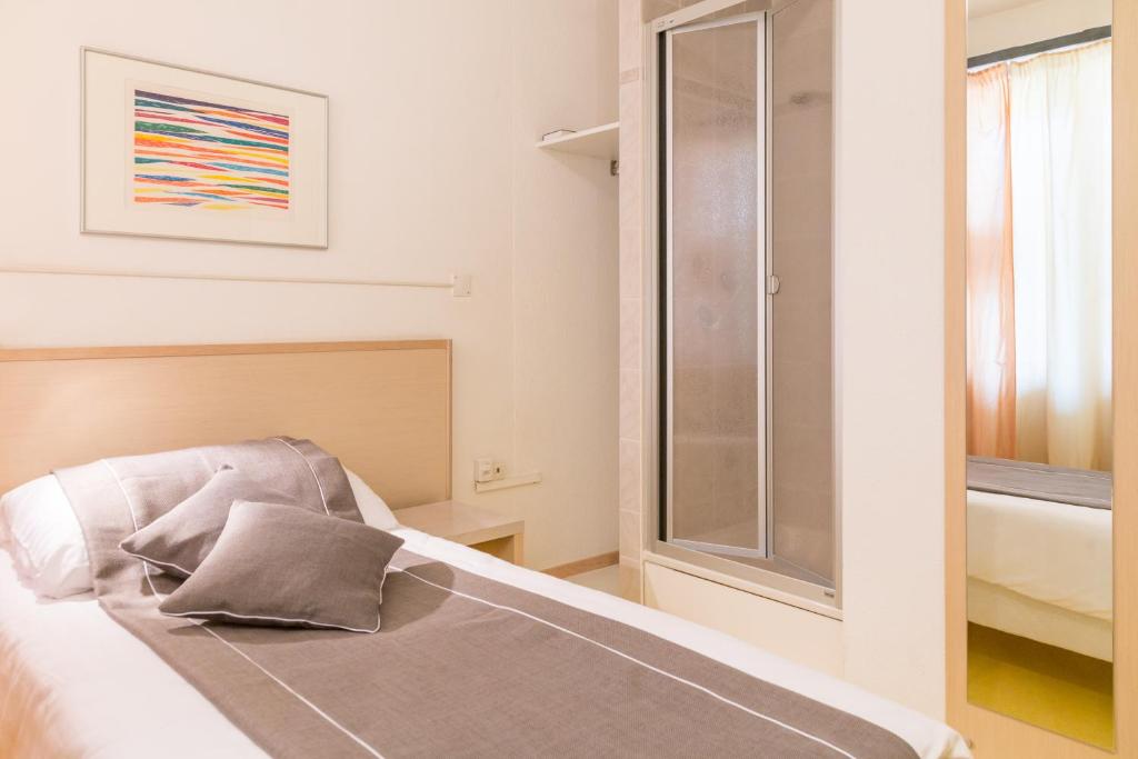 Postel nebo postele na pokoji v ubytování Hôtel Des Arts