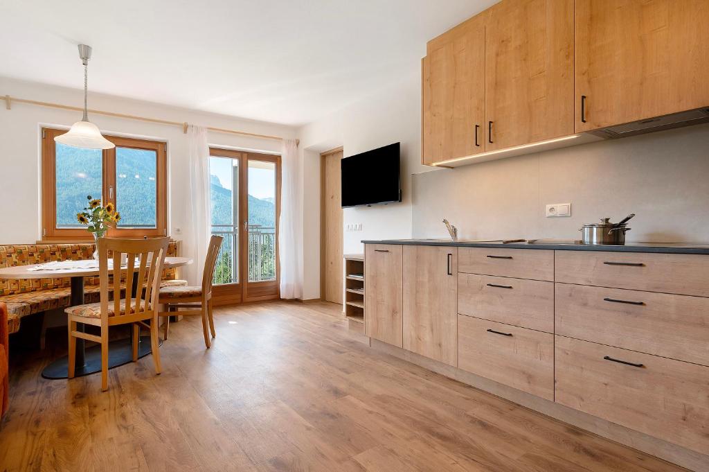 A kitchen or kitchenette at Thusnelda Apartment D