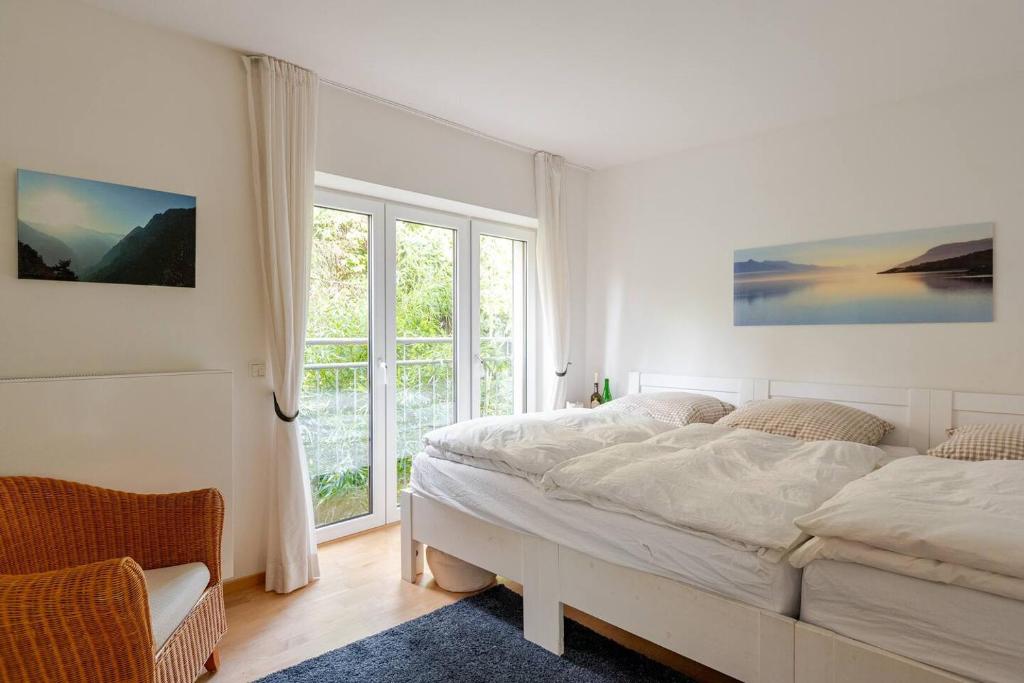 เตียงในห้องที่ Family Mansion in Cologne