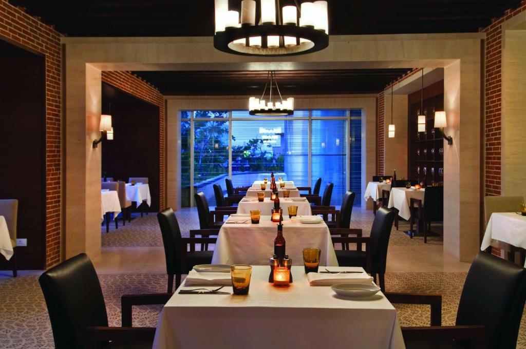 Restoran või mõni muu söögikoht majutusasutuses Hyatt Regency Chennai