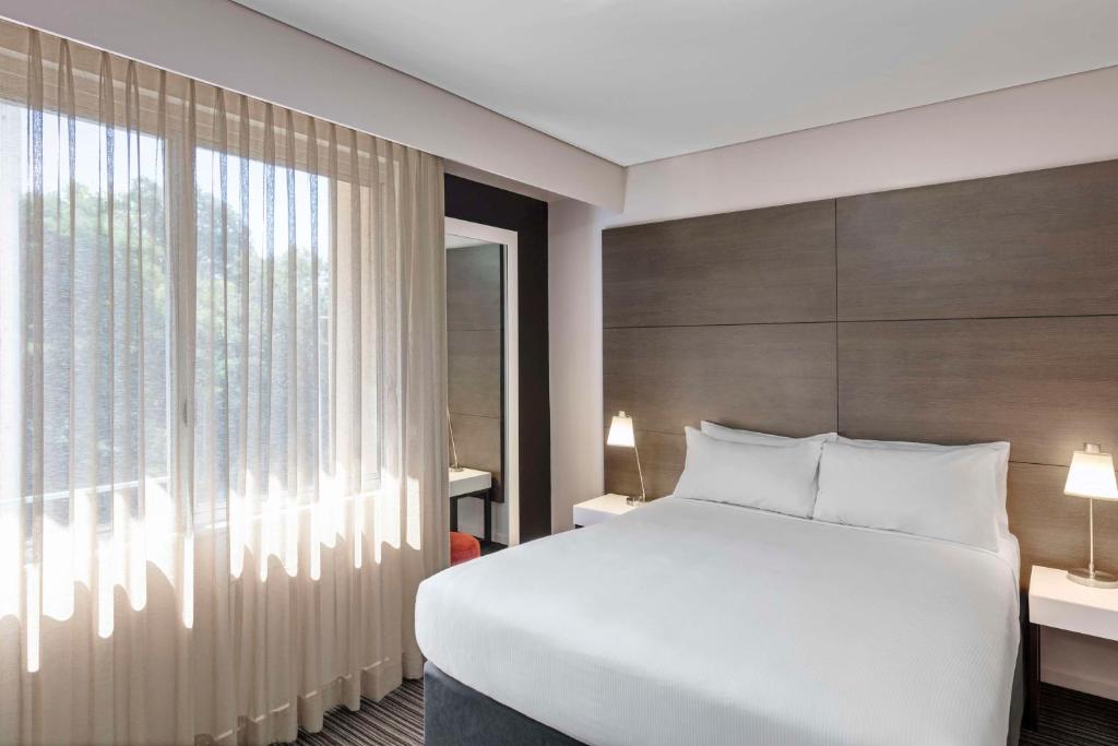 Postel nebo postele na pokoji v ubytování Adina Apartment Hotel Darwin Waterfront