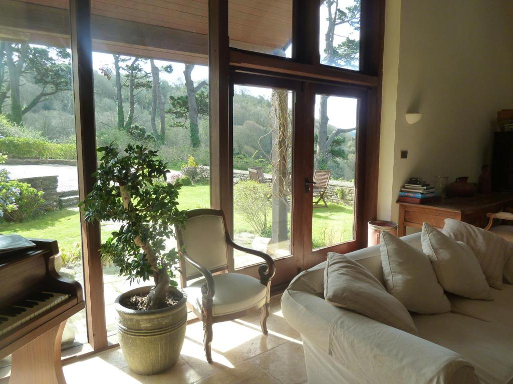 sala de estar con sofá blanco y planta en Greenway Barn, en Dartmouth