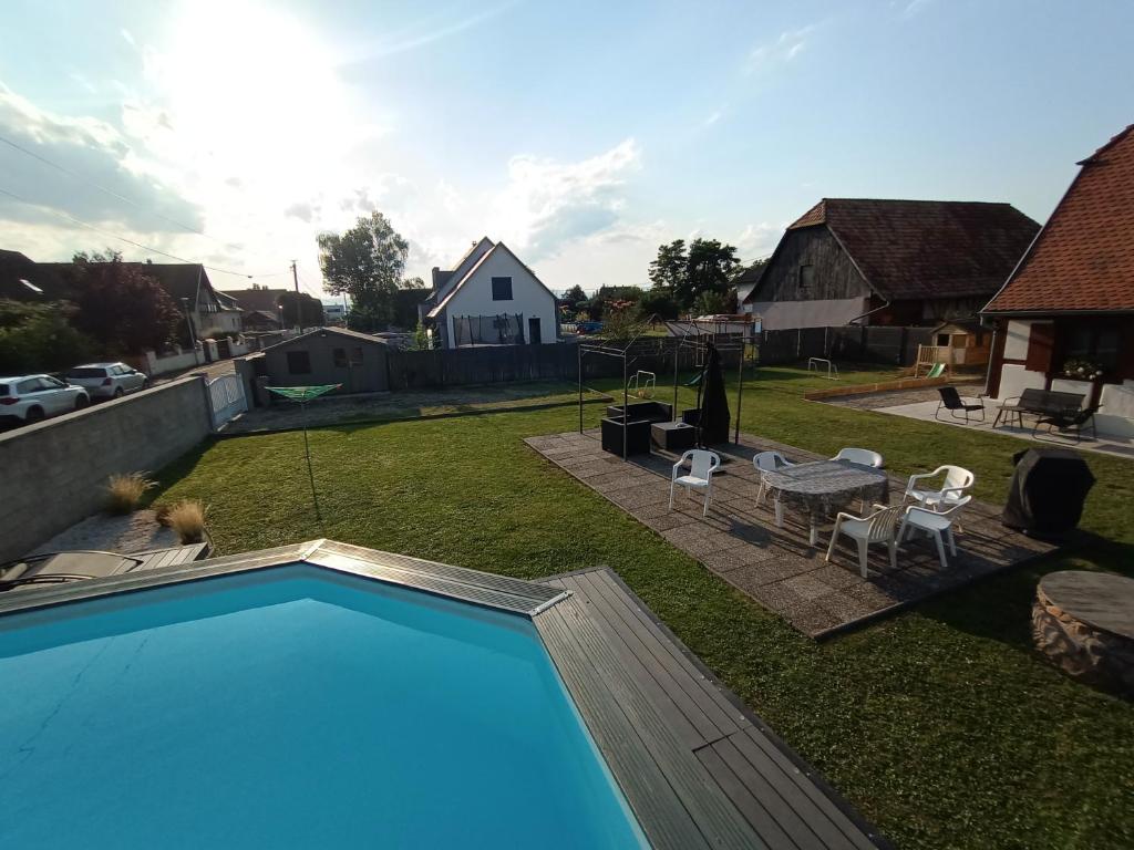Bazén v ubytování Gîte Chez l'Oncle Paul nebo v jeho okolí