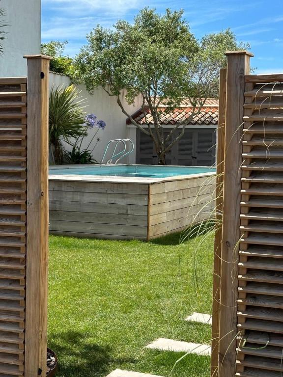 Bazén v ubytování CAP O SUD grande maison avec Piscine à St Martin de Ré nebo v jeho okolí