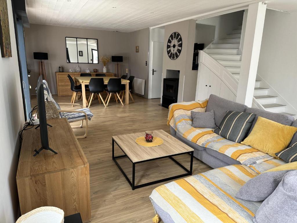 Posezení v ubytování CAP O SUD grande maison avec Piscine à St Martin de Ré