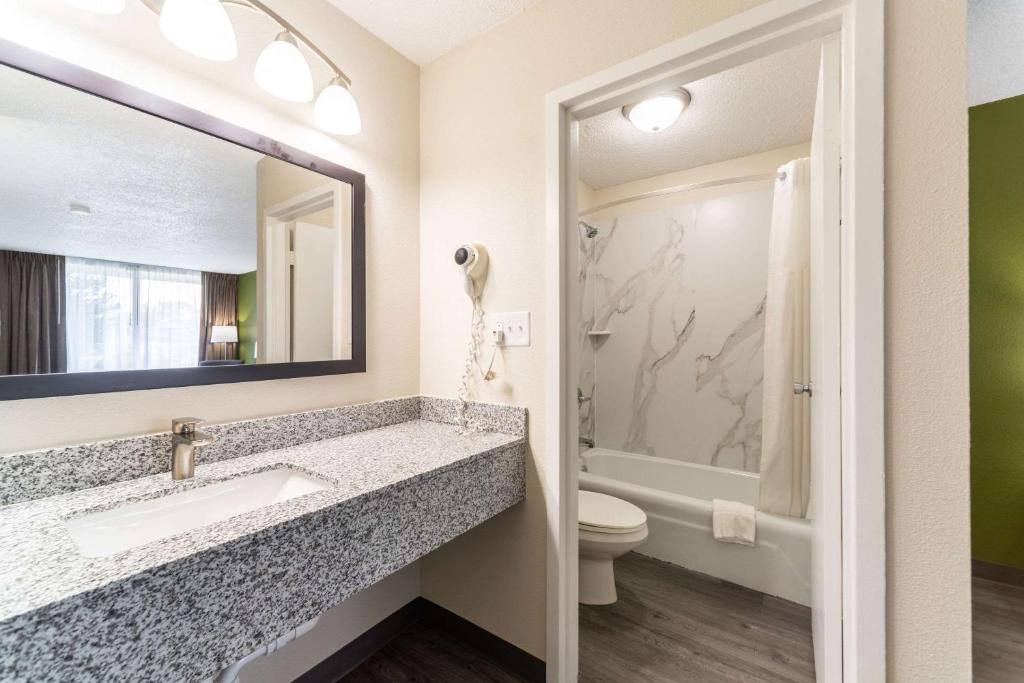 Quality Inn & Suites Vandalia near I-70 and Hwy 51 - Suite King