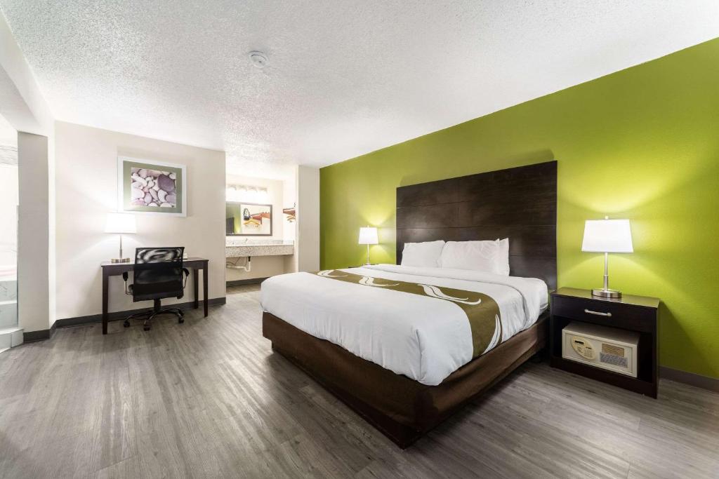 Quality Inn & Suites Vandalia near I-70 and Hwy 51 - Efficiency King Suite - Niet-roken