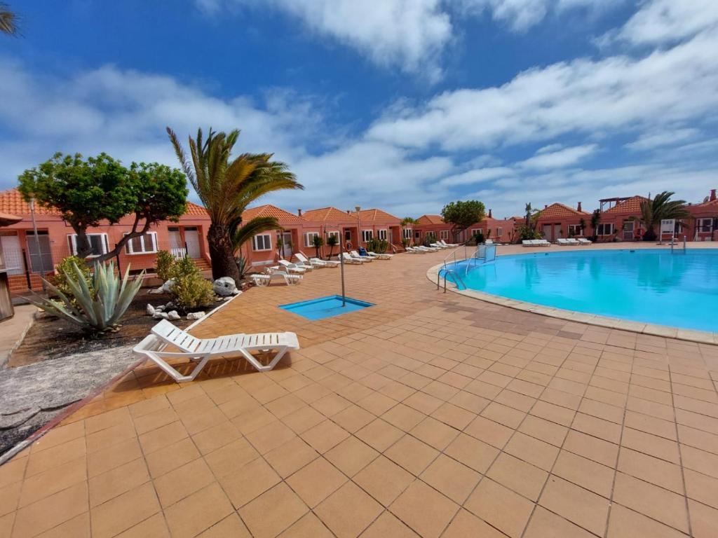 basen z krzesłami i ośrodek w obiekcie Casa DamiAnna - Pool - WiFi - FuerteventuraBay w mieście Costa de Antigua