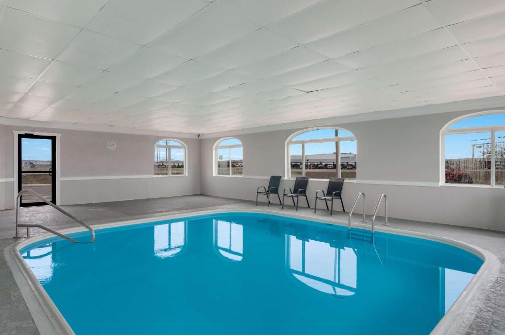 Bazén v ubytování Econo Lodge Scottsbluff nebo v jeho okolí