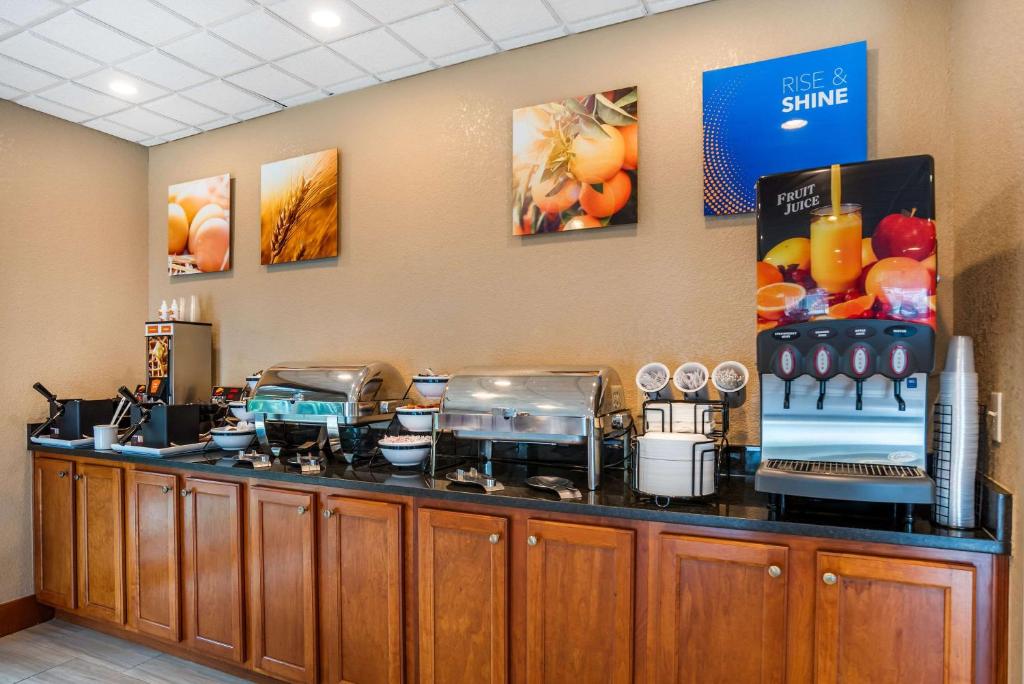 Comfort Inn & Suites Crestview South photo