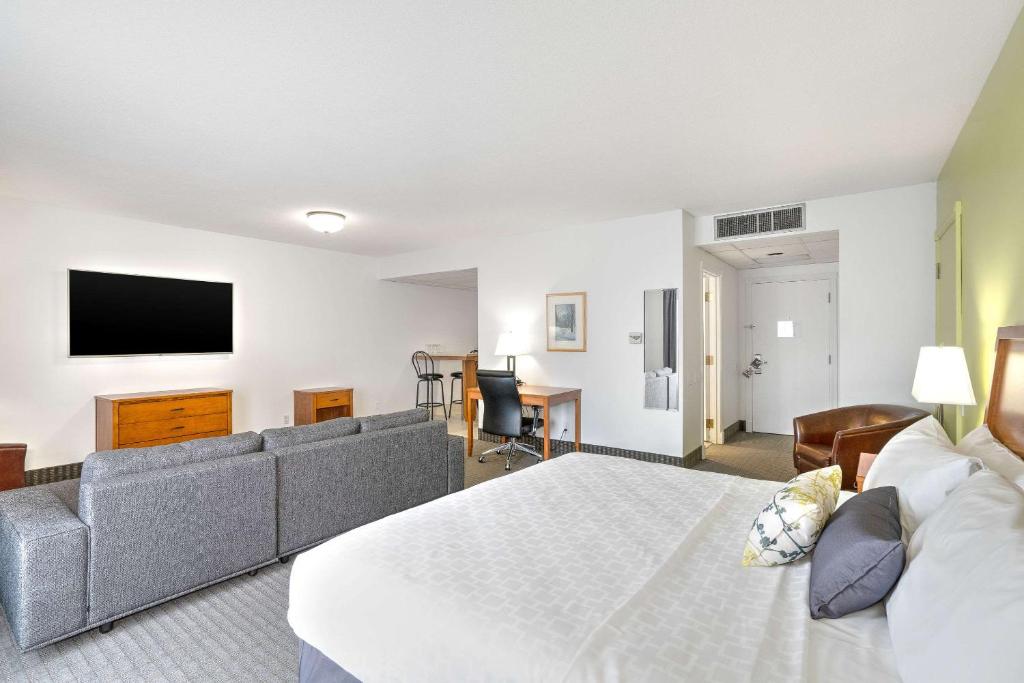 Hotel Le Victorin, an Ascend Hotel Collection Member - King Suite - Non-Smoking