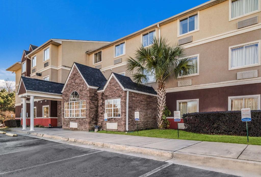 un edificio con una palmera delante en Quality Inn &amp; Suites Augusta Fort Gordon Area, en Augusta