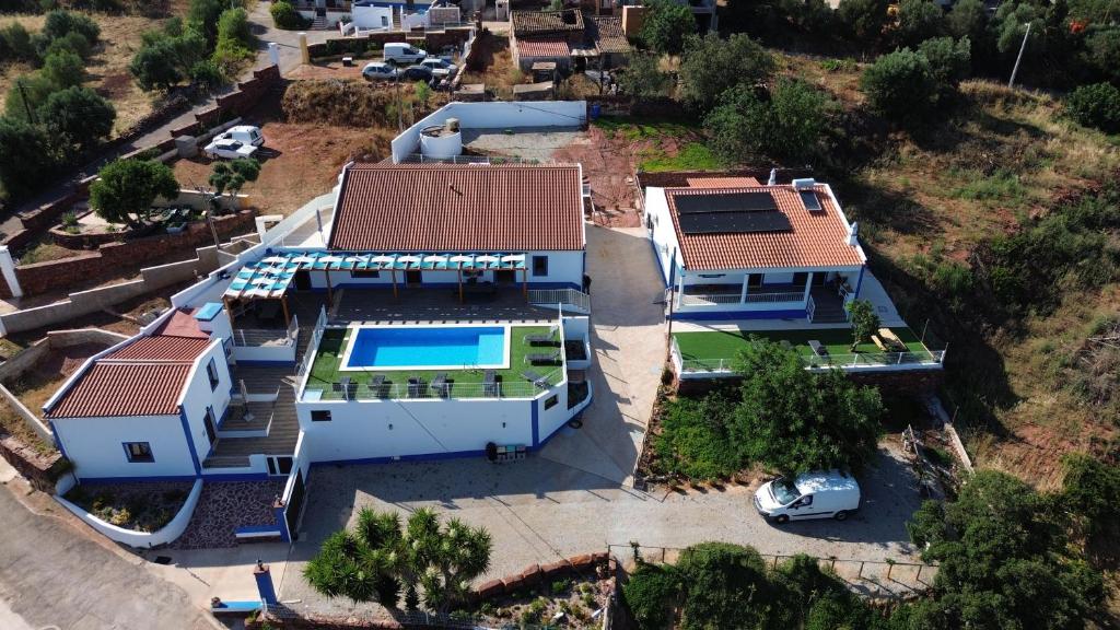 eine Luftaufnahme eines Hauses mit Swimmingpool in der Unterkunft Familia Sequeira in São Bartolomeu de Messines