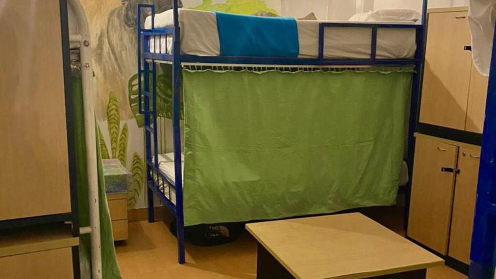 Palanda nebo palandy na pokoji v ubytování Seconds Hostel - Colombo