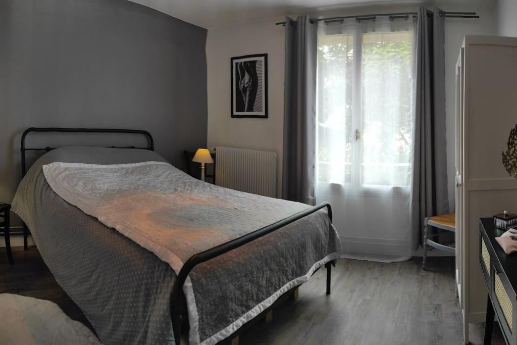 une chambre avec un lit et une fenêtre dans l'établissement Appart dans le centre historique de Chartres, à Chartres