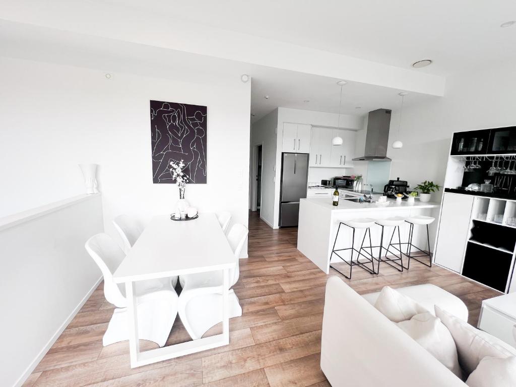 Luxury 2 Bedroom Apartment with cocktail bar and espresso machine - Resim 7