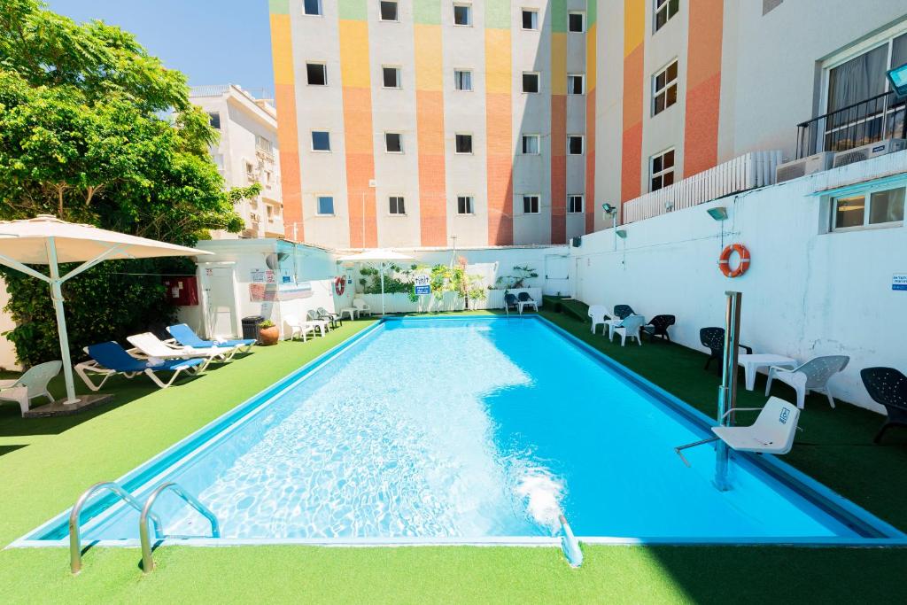Bazén v ubytování Hotel Basel Tel-Aviv nebo v jeho okolí