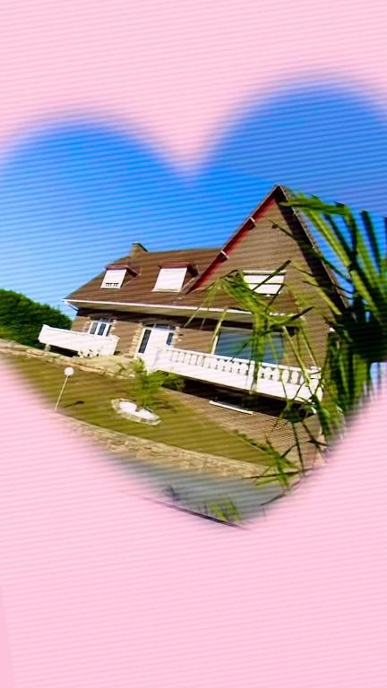une maison en forme de cœur dans l'établissement chambre villa, à Waziers