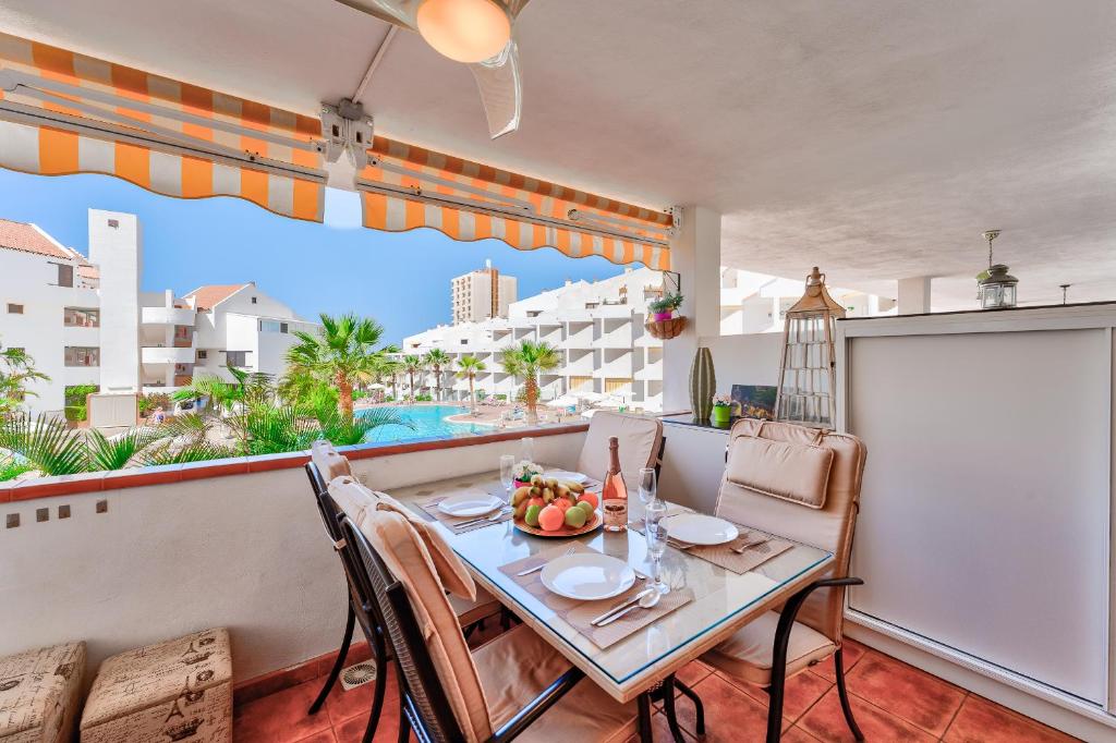 Apartment with pool view