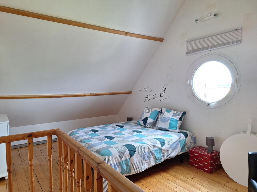 une chambre avec un lit et une fenêtre dans l'établissement Appartement calme paisible, à Pérenchies