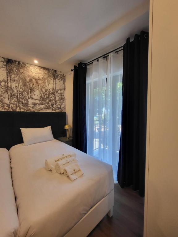 Postel nebo postele na pokoji v ubytování Carlton Hotel