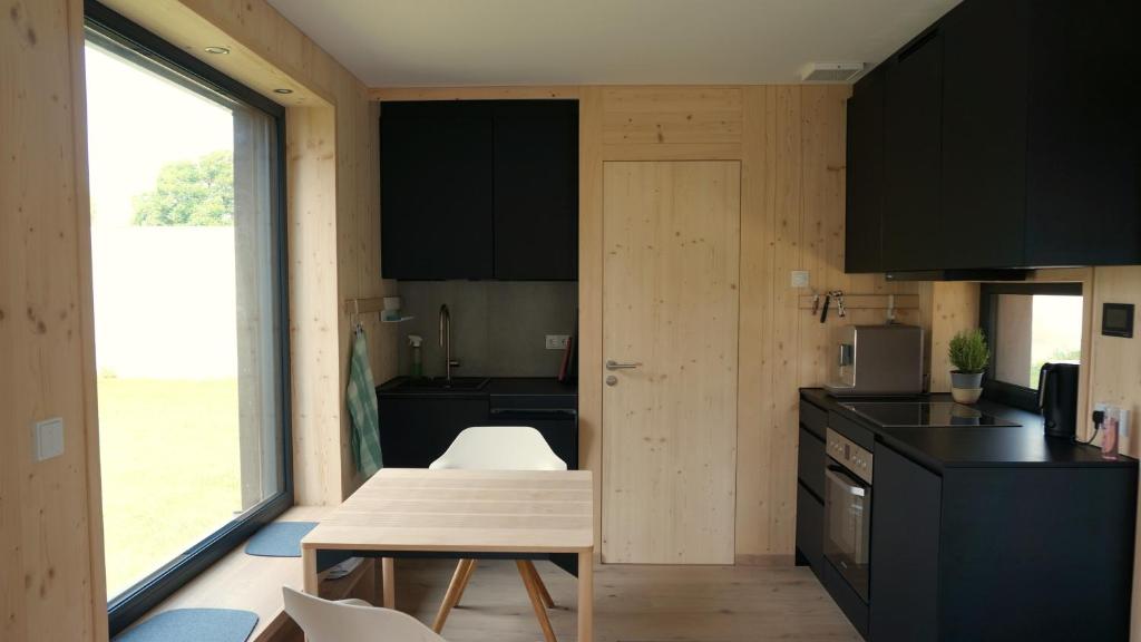 Kuchyň nebo kuchyňský kout v ubytování Tiny Design-Modulhaus mit 33 m²