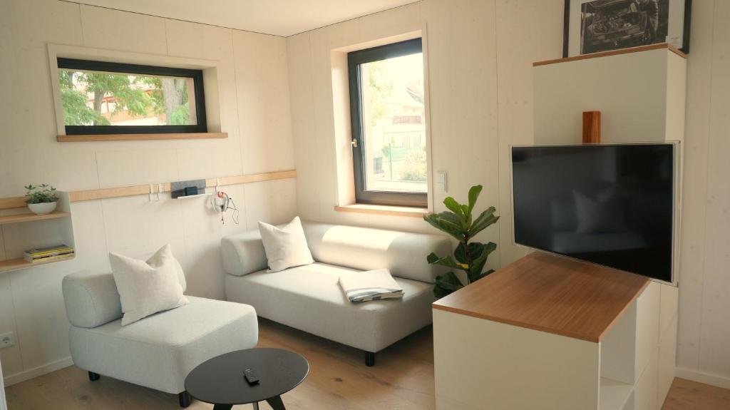 TV a/nebo společenská místnost v ubytování Tiny Design-Modulhaus mit 33 m²