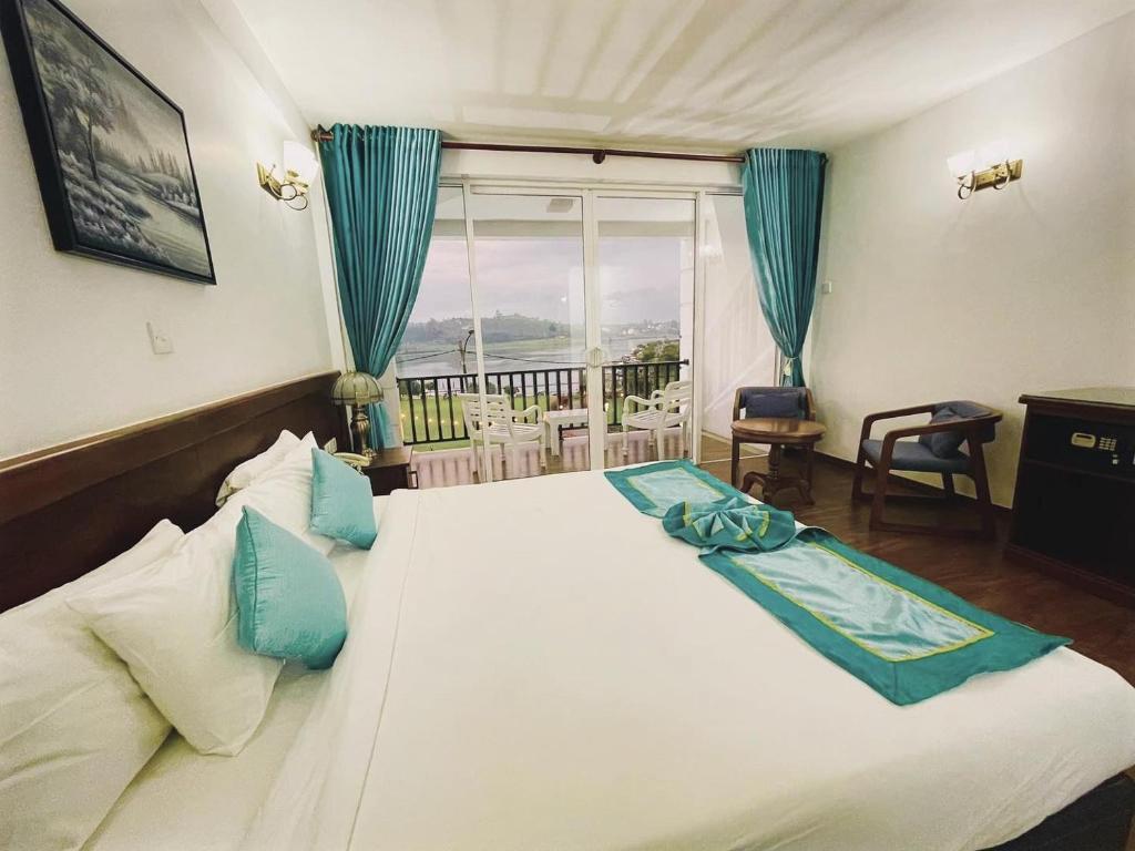 Ένα ή περισσότερα κρεβάτια σε δωμάτιο στο Royal Lake Hotel