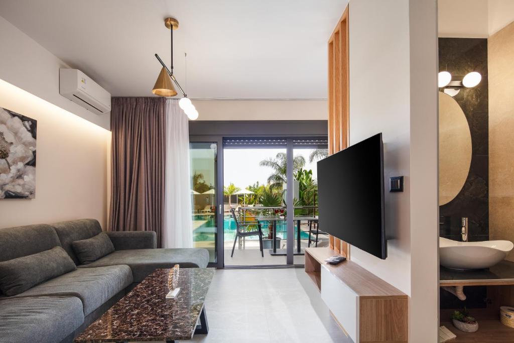 TV a/nebo společenská místnost v ubytování Sapphire Horizon Suites