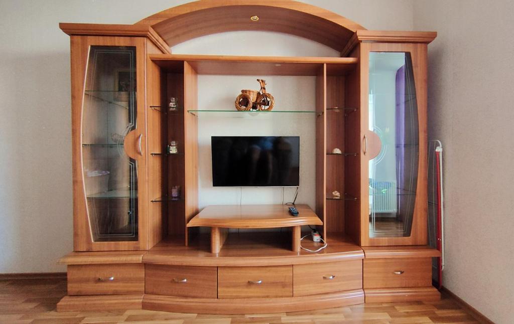 チョロノモスクにあるApartment Ekaterinaの大型木製エンターテイメントセンター(テレビ付)