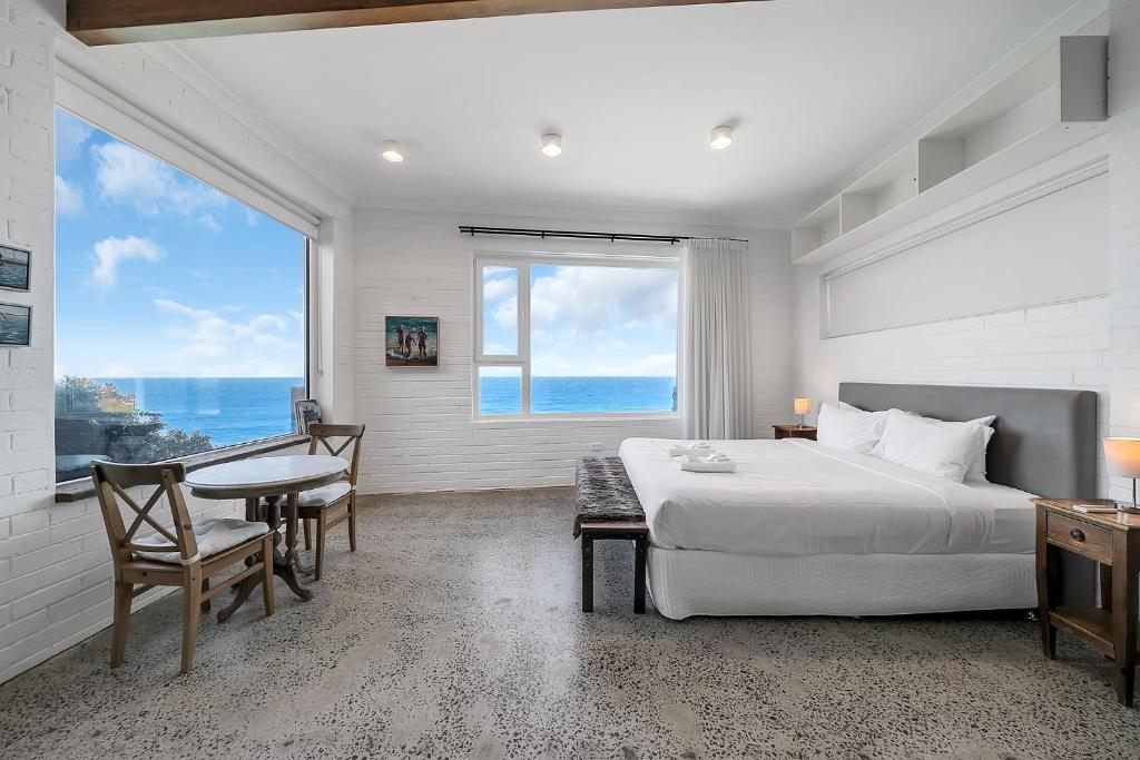 Upscale Cliffside Studio with Ocean Views North Bondi - 海の景色を望むアパート