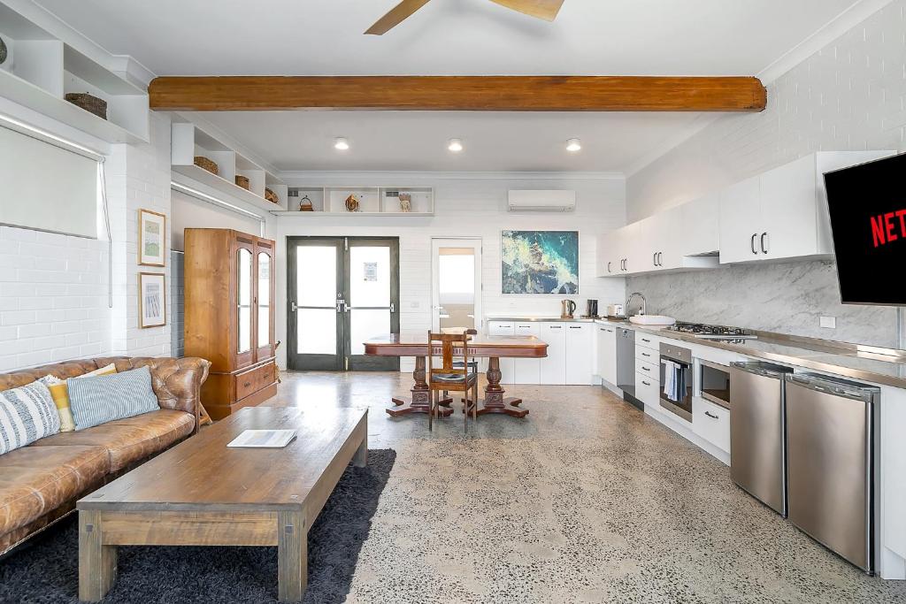 Upscale Cliffside Studio with Ocean Views North Bondi - Housity