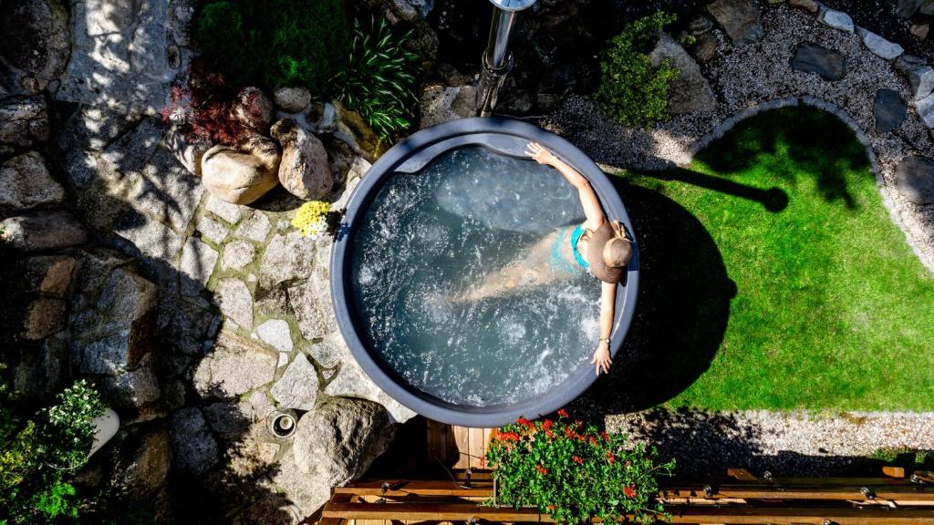 zbliżenie hydrantu pożarowego w ogrodzie w obiekcie Karkonoski SPA - Bufet mini All Inclusive gratis! w mieście Karpacz