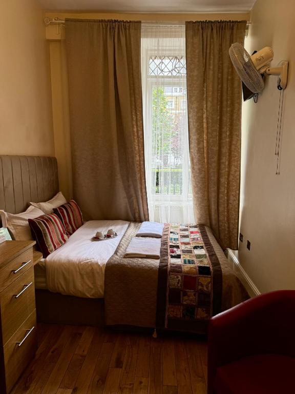 Postel nebo postele na pokoji v ubytování ABC Hyde Park Hotel