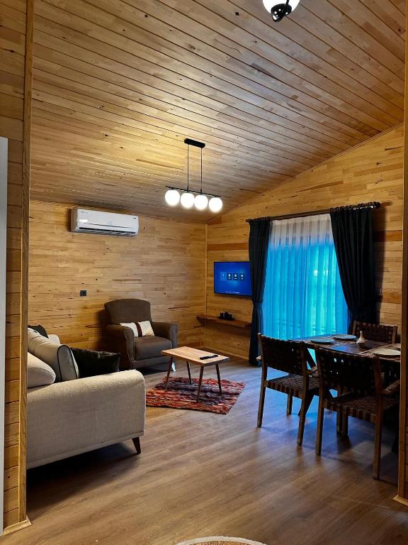 TV a/nebo společenská místnost v ubytování Cirali Simge Holiday Houses