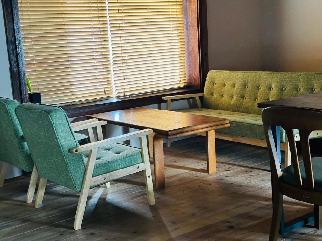 Posezení v ubytování Guest House Kurukuru ゲストハウスくるくる