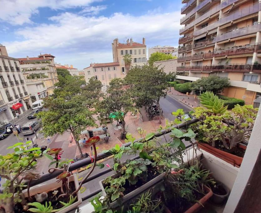 - un balcon donnant sur une rue de la ville avec des bâtiments dans l'établissement Charmant T3 Cœur de Saint Victor, à Marseille