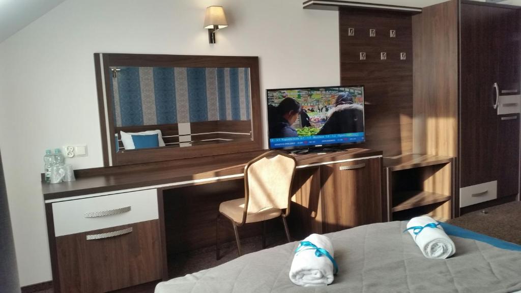 Televízia a/alebo spoločenská miestnosť v ubytovaní Hotel Impressa