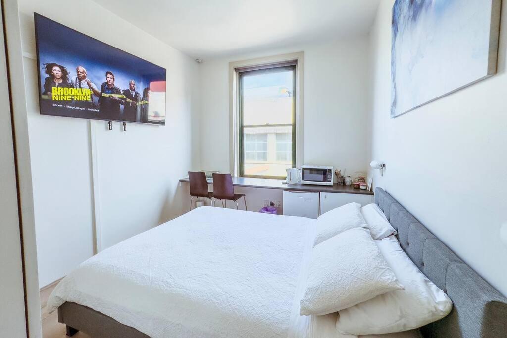 Ένα ή περισσότερα κρεβάτια σε δωμάτιο στο City Studio with Netflix Premium 4K and Memory foam bed