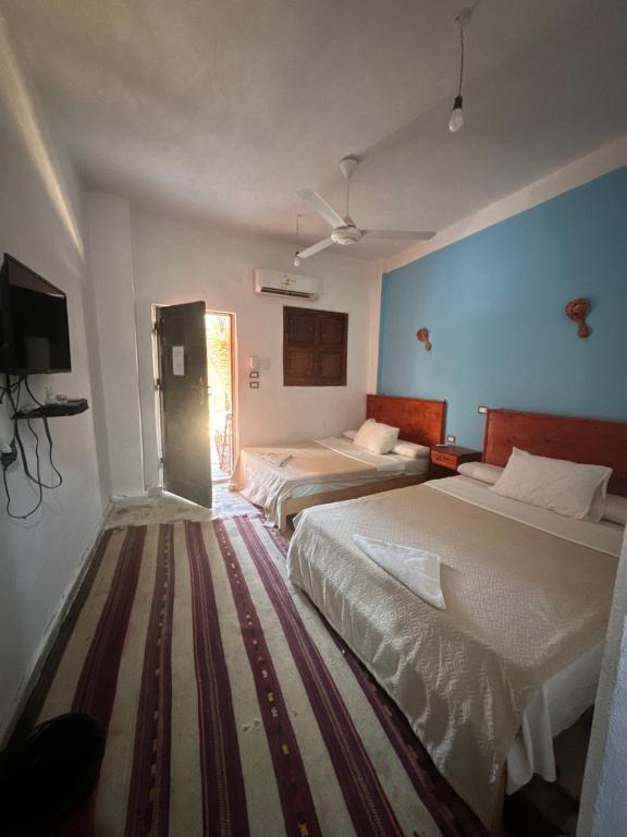 Postel nebo postele na pokoji v ubytování Nour El Waha Hotel