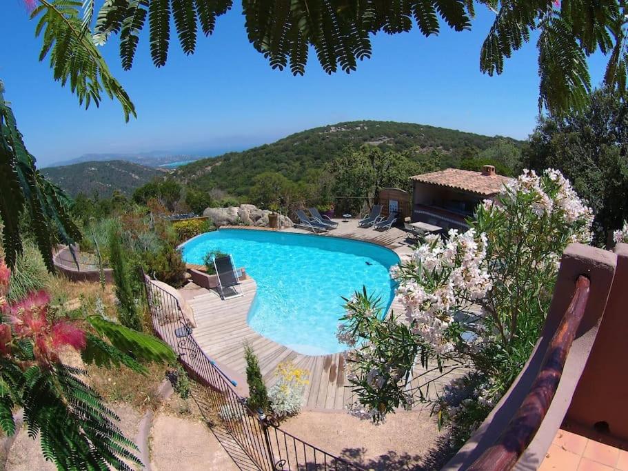 - une piscine au milieu d'une cour avec une montagne dans l'établissement T3 indépendant dans villa Piscine Privée Vue Mer panoramique très calme 4personnes, à Porto-Vecchio