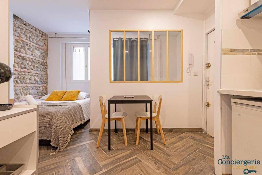 une petite pièce avec une table et deux chaises dans l'établissement Moderne - Centre - Gare matabiau, à Toulouse