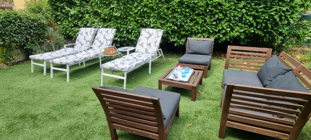 Vonkajšia záhrada v ubytovaní SUPERBE MAISON 6 ch, 4 sdb, terrasses et billard