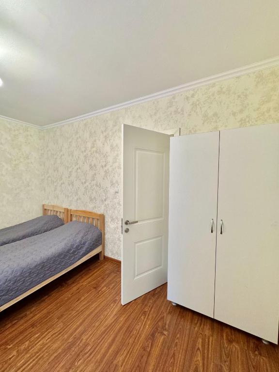 Postel nebo postele na pokoji v ubytování Evergreen Surami Hotel