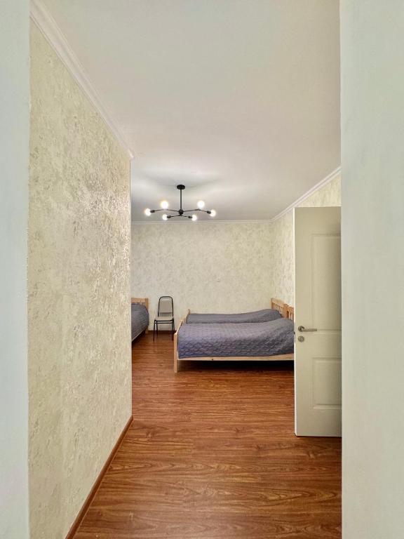 Postel nebo postele na pokoji v ubytování Evergreen Surami Hotel
