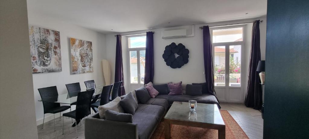 Posedenie v ubytovaní SUPERBE MAISON 6 ch, 4 sdb, terrasses et billard