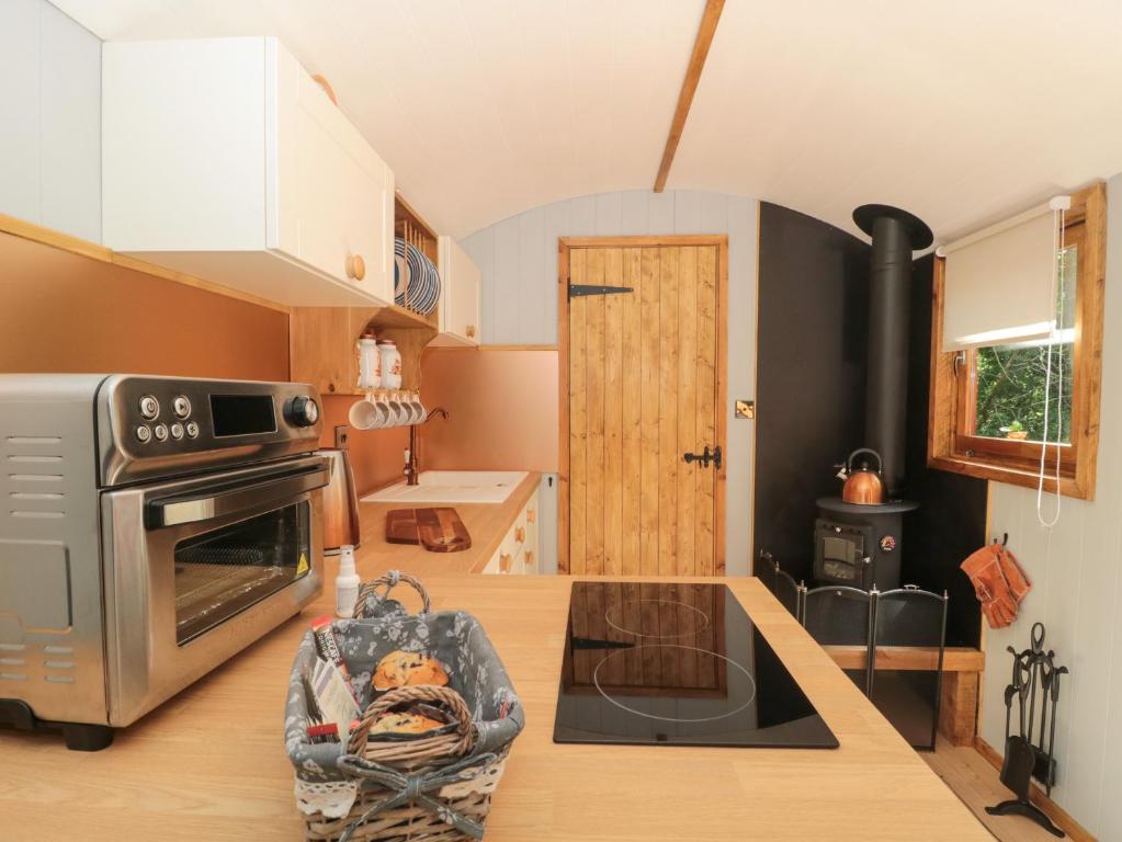 Kuchyň nebo kuchyňský kout v ubytování The Foxes Den Shepherds Hut