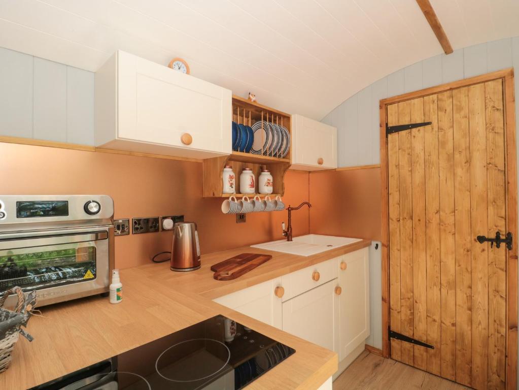 Kuchyň nebo kuchyňský kout v ubytování The Foxes Den Shepherds Hut