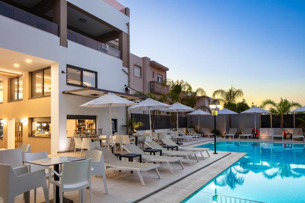 Bazén v ubytování Sapphire Horizon Suites nebo v jeho okolí