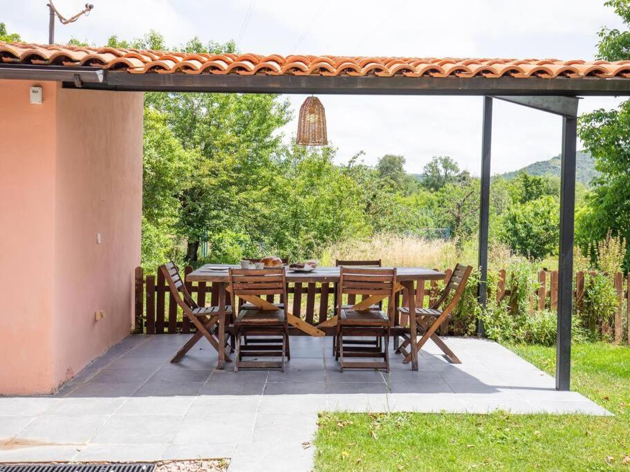 un tavolo e sedie di legno su un patio di Apartamento Rural en Terminon a Terminón